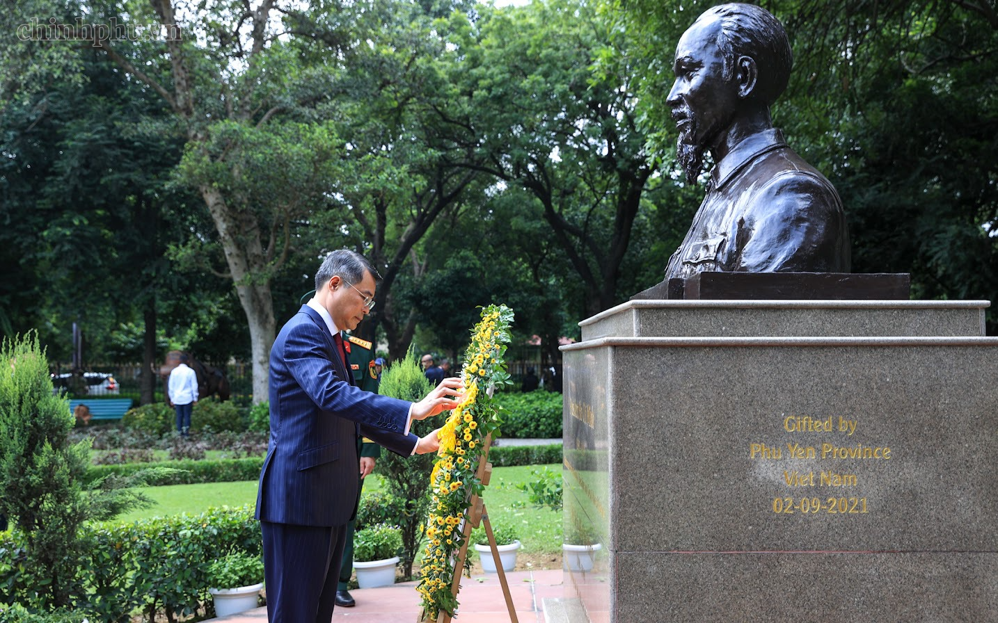Thủ tướng Lê Minh Hưng dâng hoa tưởng niệm Chủ tịch Hồ Chí Minh tại New Delhi