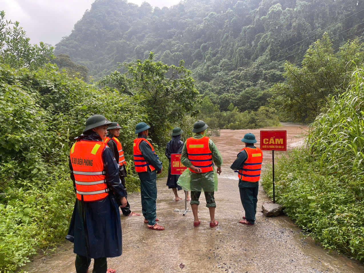 Quảng Trị triển khai lực lượng giúp nhân dân ứng phó mưa lũ- Ảnh 1.