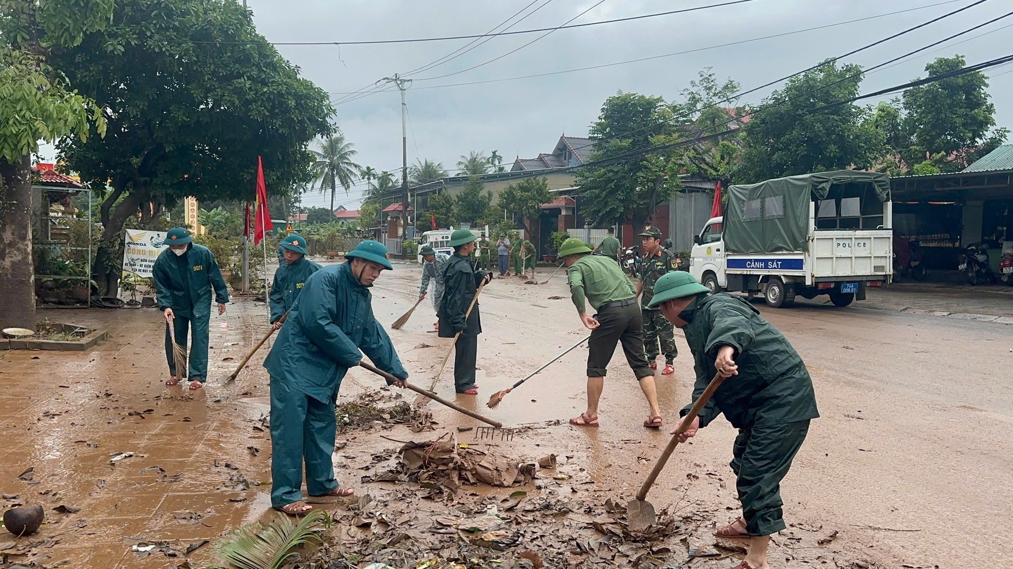 Quảng Trị: Bộ đội về từng khu dân cư giúp nhân dân dọn bùn sau lũ- Ảnh 4.