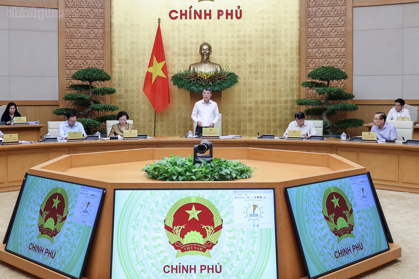 Thủ tướng: Tuyệt đối không để lợi ích cục bộ, lợi ích ngành, lợi ích nhóm chi phối chính sách- Ảnh 1.