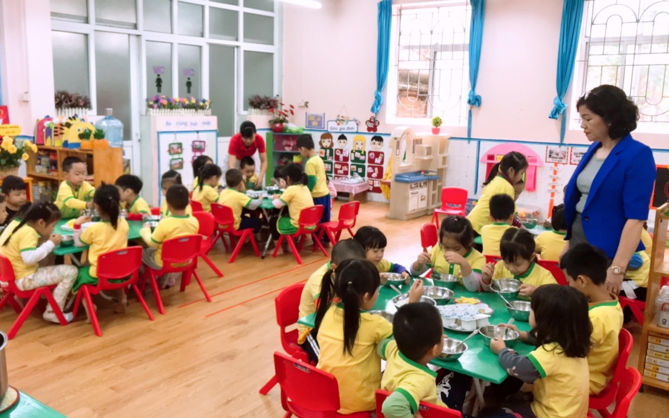 Điều kiện hưởng hỗ trợ tiền trông trưa, nấu ăn cho trẻ mầm non