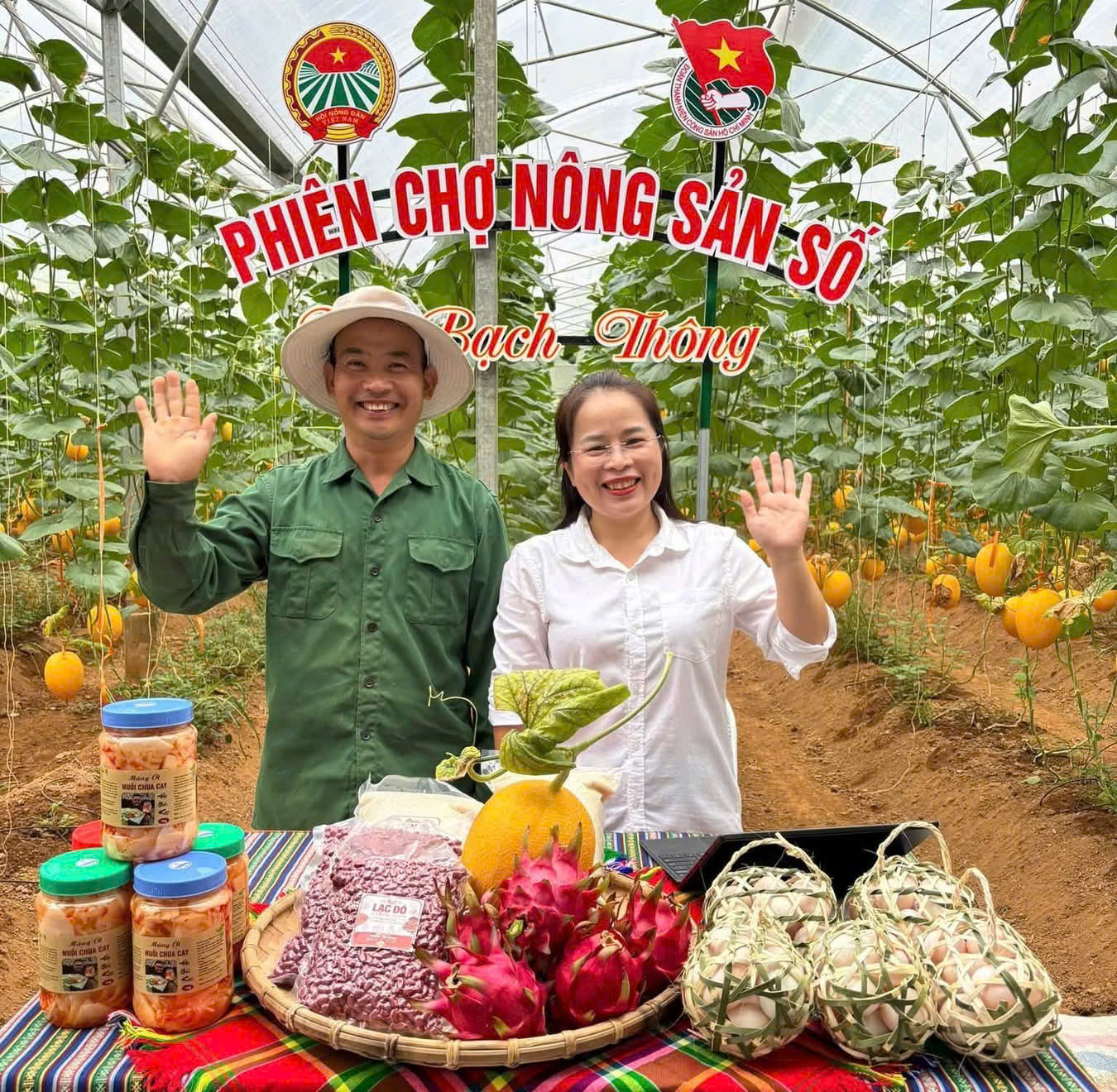 Bí thư xã cùng nông dân ‘lên sóng, chốt đơn’- Ảnh 2.
