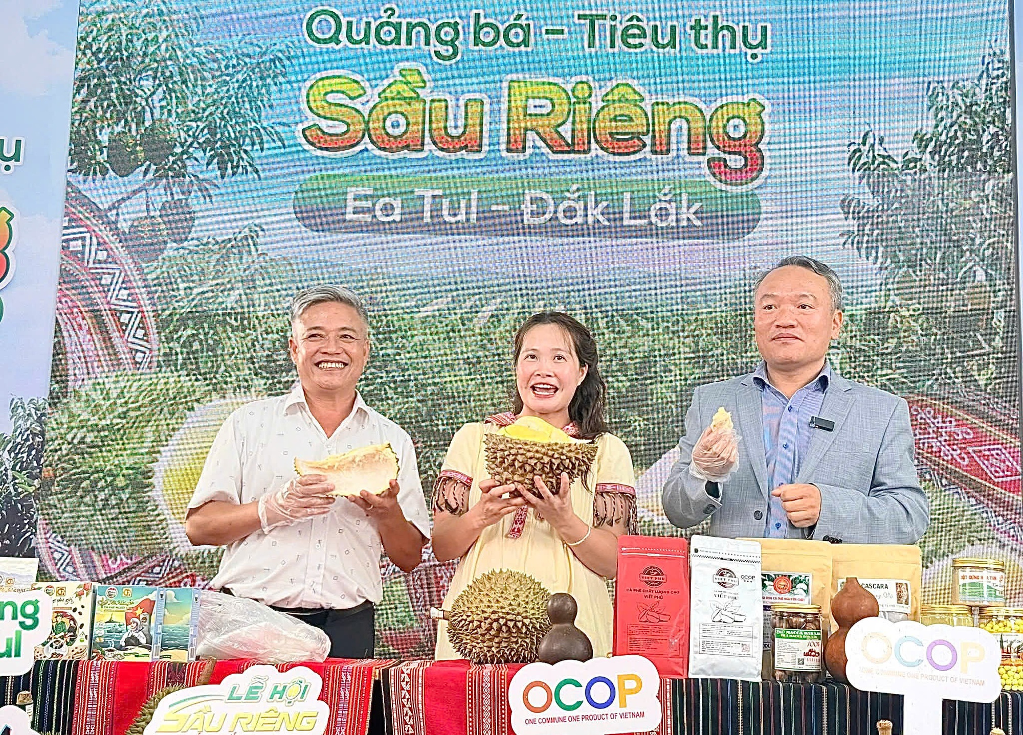 Bí thư xã cùng nông dân ‘lên sóng, chốt đơn’- Ảnh 3.