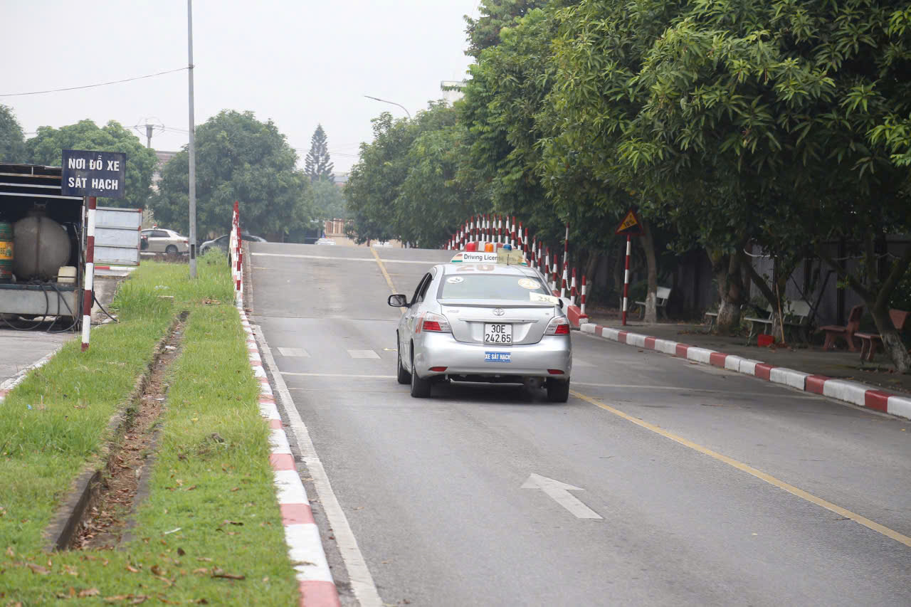 Đề xuất không cho học viên tập lái ô tô trên các tuyến cao tốc chưa hoàn thiện- Ảnh 1.