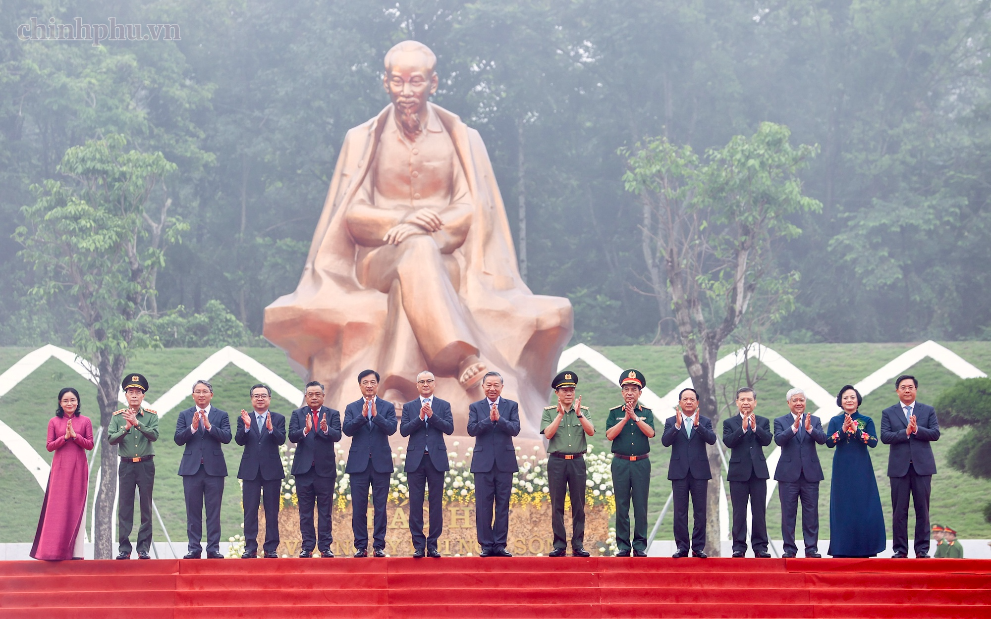 Khánh thành Tượng đài "Bác Hồ với ngày hội non sông" tại Đền Hùng