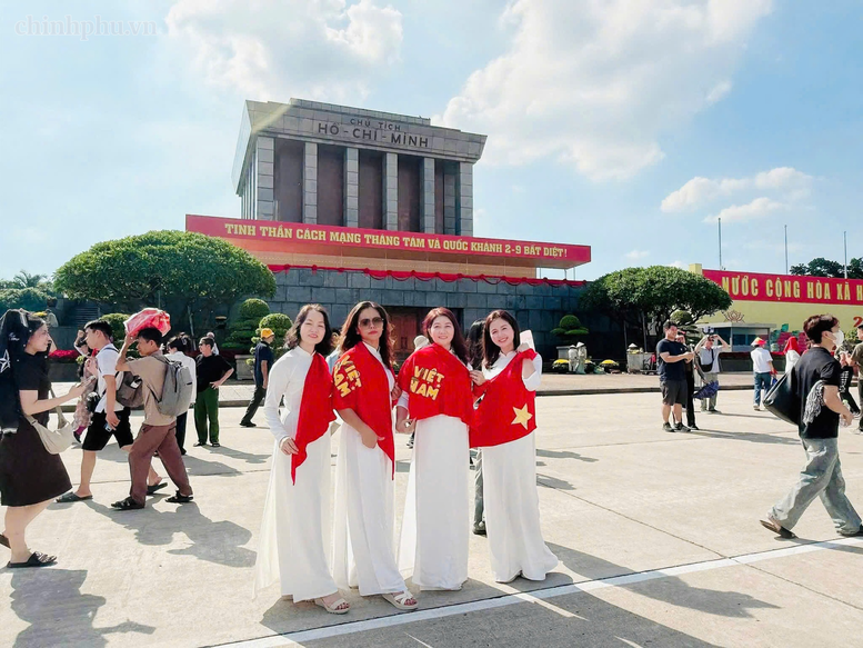 Quốc khánh 2/9: Về Lăng Bác, tiếp nối mạch nguồn lịch sử và tình yêu Tổ quốc- Ảnh 9.
