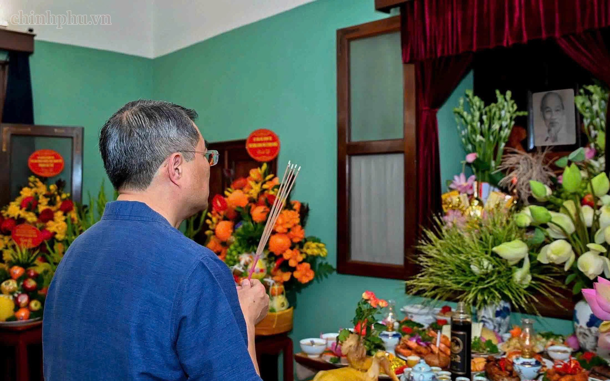 Thủ tướng Lê Minh Hưng dâng hương tưởng nhớ Chủ tịch Hồ Chí Minh