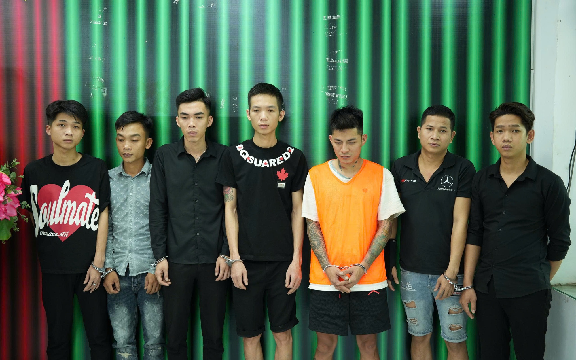 Giữ khẩn cấp 7 người trong vụ ô tô tông vào đám đông trước quán ăn ở TPHCM