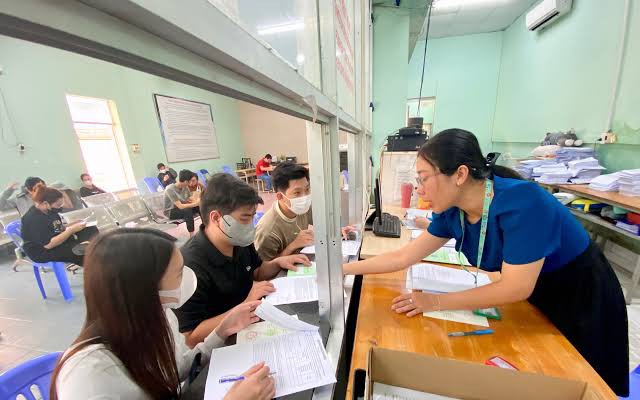 Ký hợp đồng với người đang hưởng trợ cấp thất nghiệp, báo tăng BHXH thế nào?