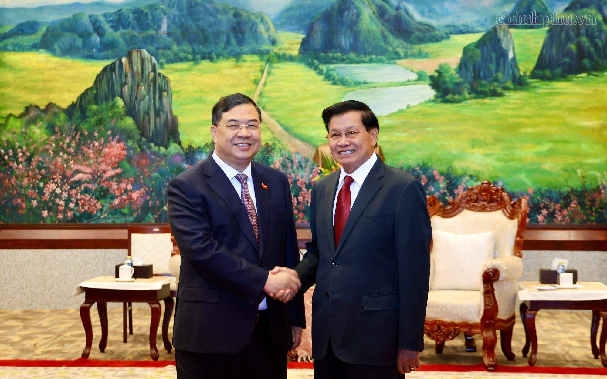 Phó Thủ tướng Thường trực Phạm Gia Túc chào Tổng Bí thư, Chủ tịch nước và Thủ tướng Lào
