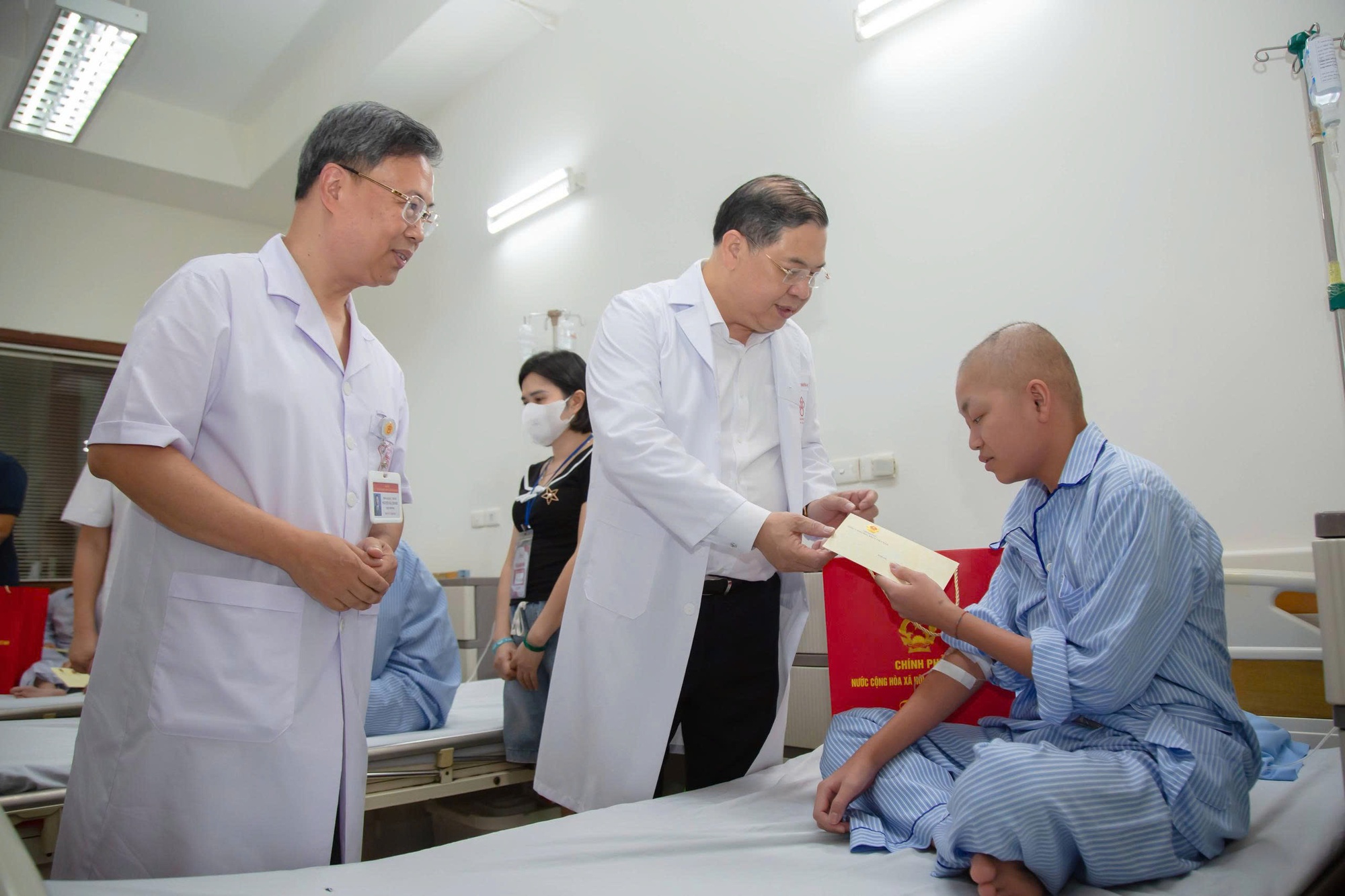 Phó Thủ tướng Thường trực Phạm Gia Túc thăm, tặng quà bệnh nhi dịp Tết Trung thu- Ảnh 12.