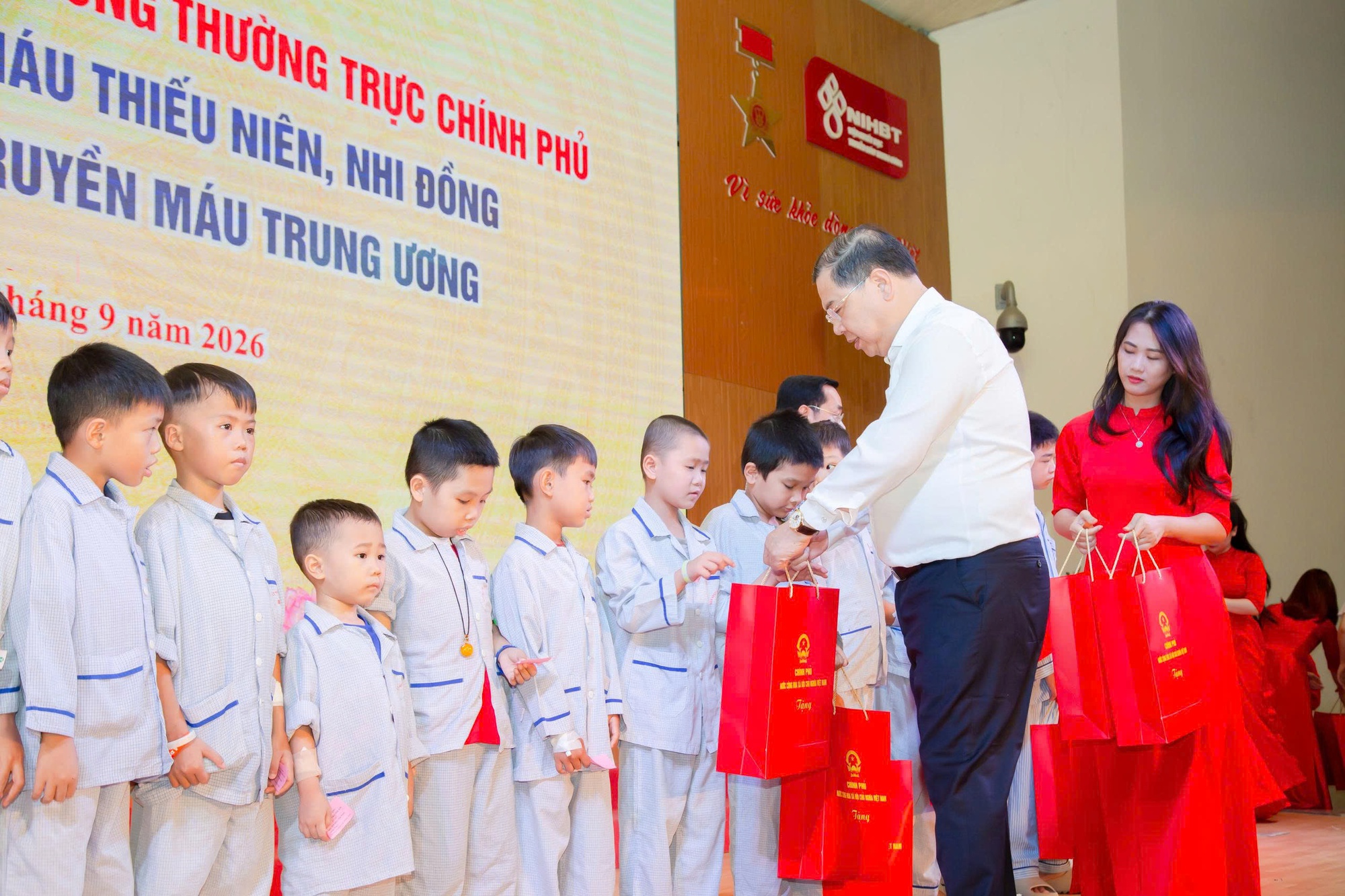 Phó Thủ tướng Thường trực Phạm Gia Túc thăm, tặng quà bệnh nhi dịp Tết Trung thu- Ảnh 3.