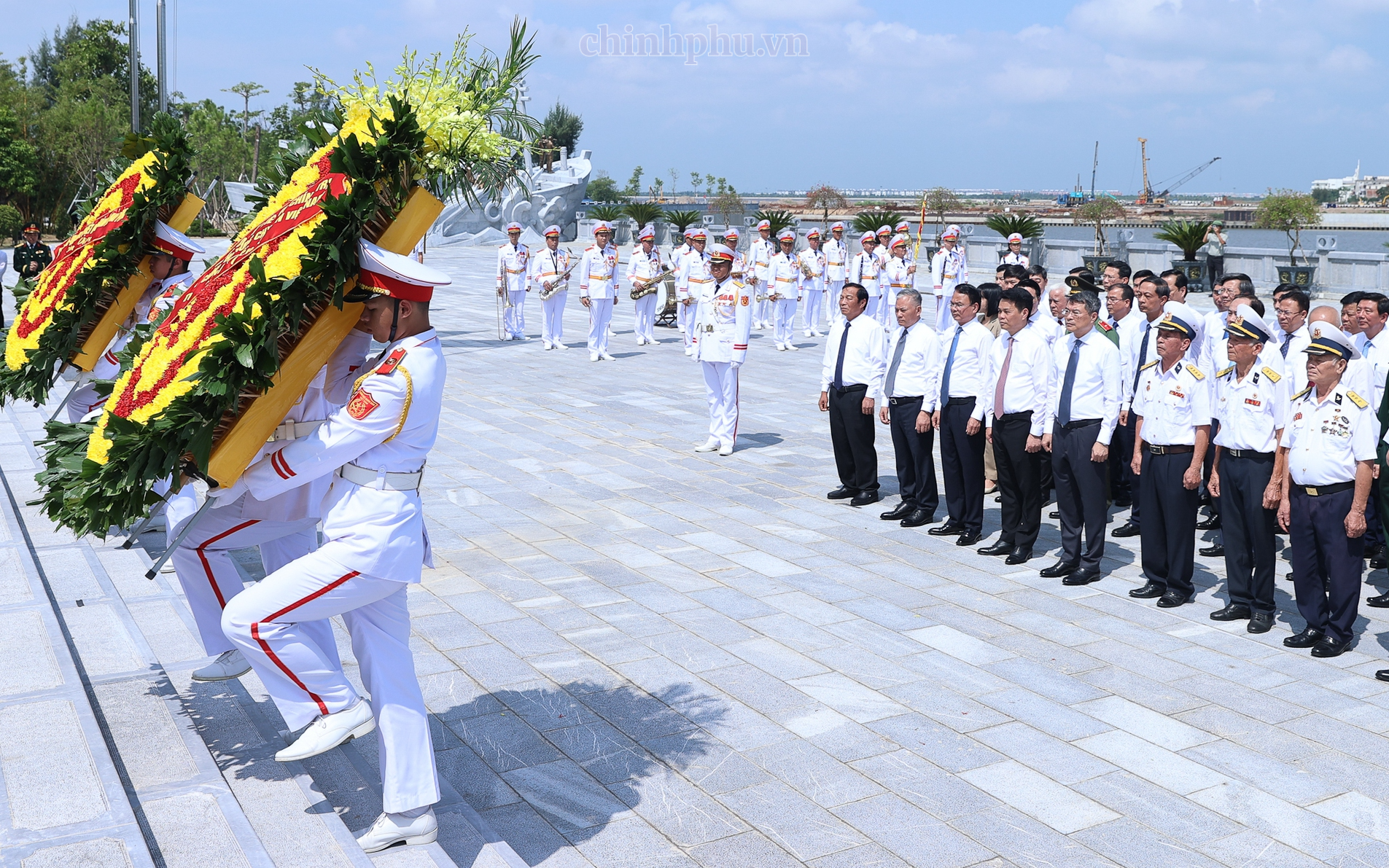 Thủ tướng dâng hương tưởng niệm tại Di tích Quốc gia đặc biệt Đường Hồ Chí Minh trên biển