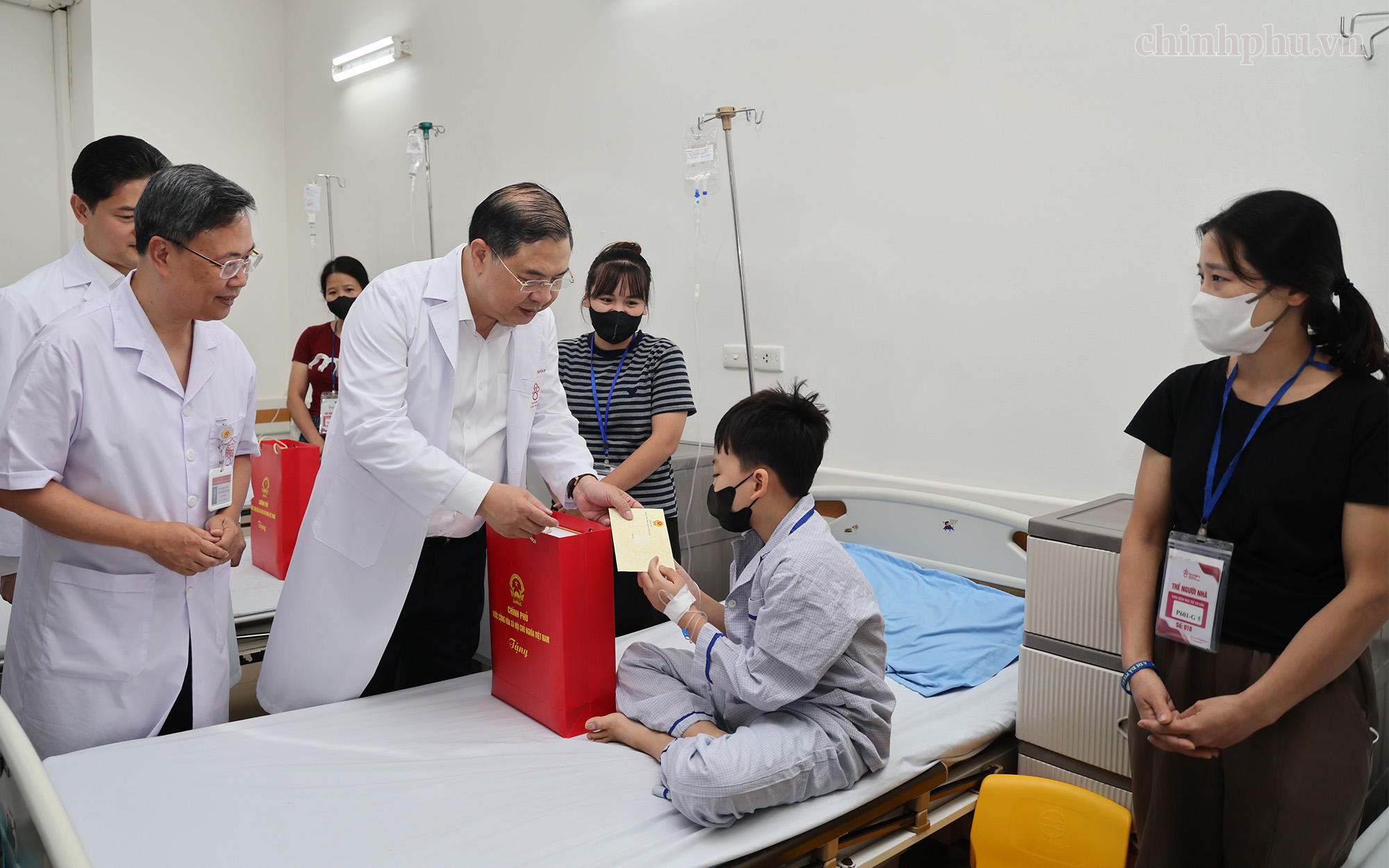 Phó Thủ tướng Thường trực Phạm Gia Túc thăm, tặng quà bệnh nhi dịp Tết Trung thu