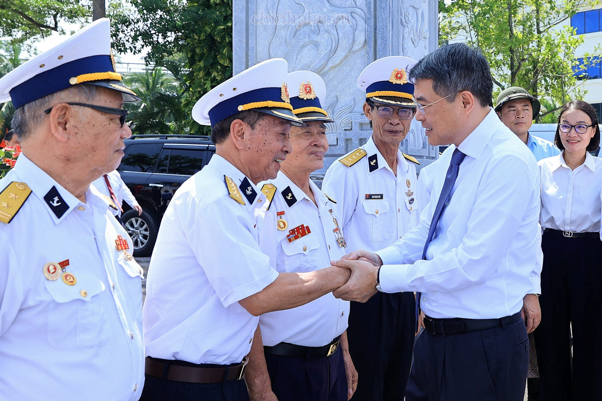 Thủ tướng dâng hương tưởng niệm tại Di tích Quốc gia đặc biệt Đường Hồ Chí Minh trên biển- Ảnh 5.