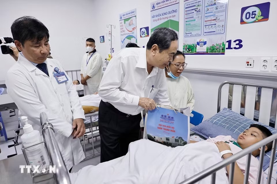 Chủ tịch Quốc hội thăm, động viên các bệnh nhi tại Bệnh viện Nhi đồng 1, TPHCM- Ảnh 1.