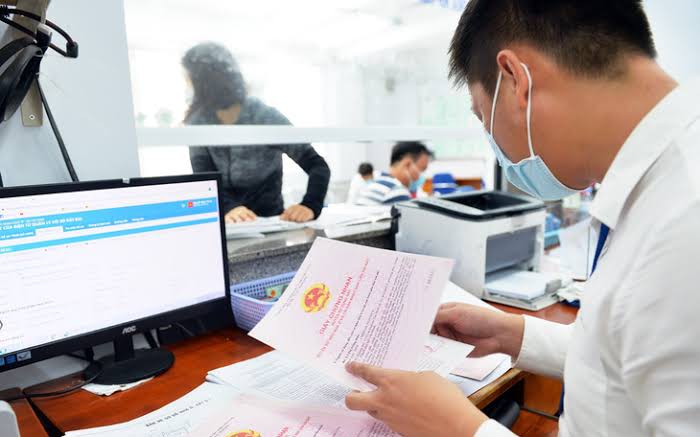 Thẩm quyền đính chính, thu hồi Giấy chứng nhận cấp sai