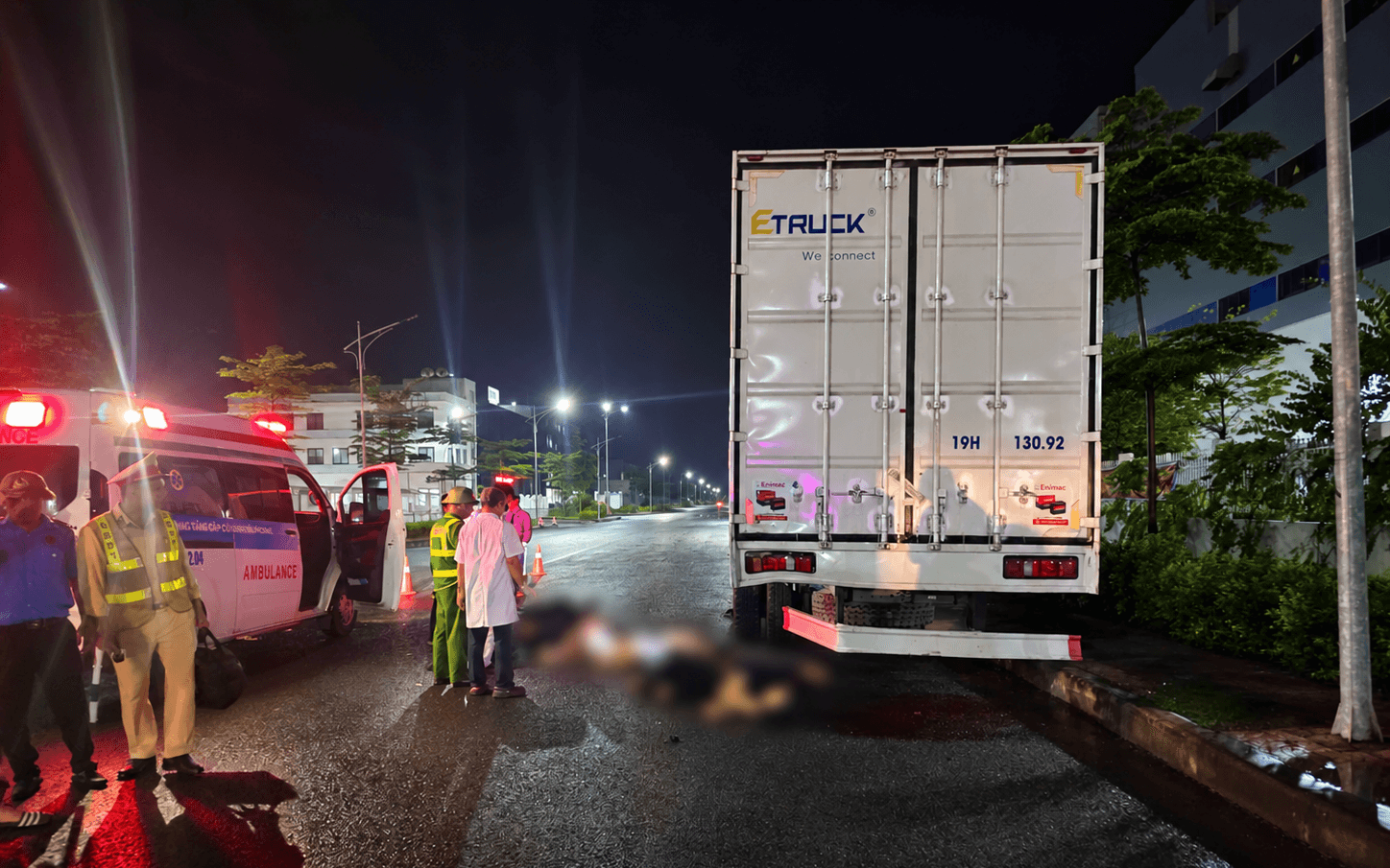 Khẩn trương khắc phục hậu quả vụ tai nạn giao thông nghiêm trọng trên tuyến đường ngang khu công nghiệp An Dương (Hải Phòng)