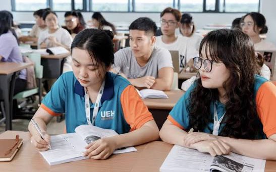 Mẹ là người đơn thân nghèo, sinh viên có được miễn học phí?