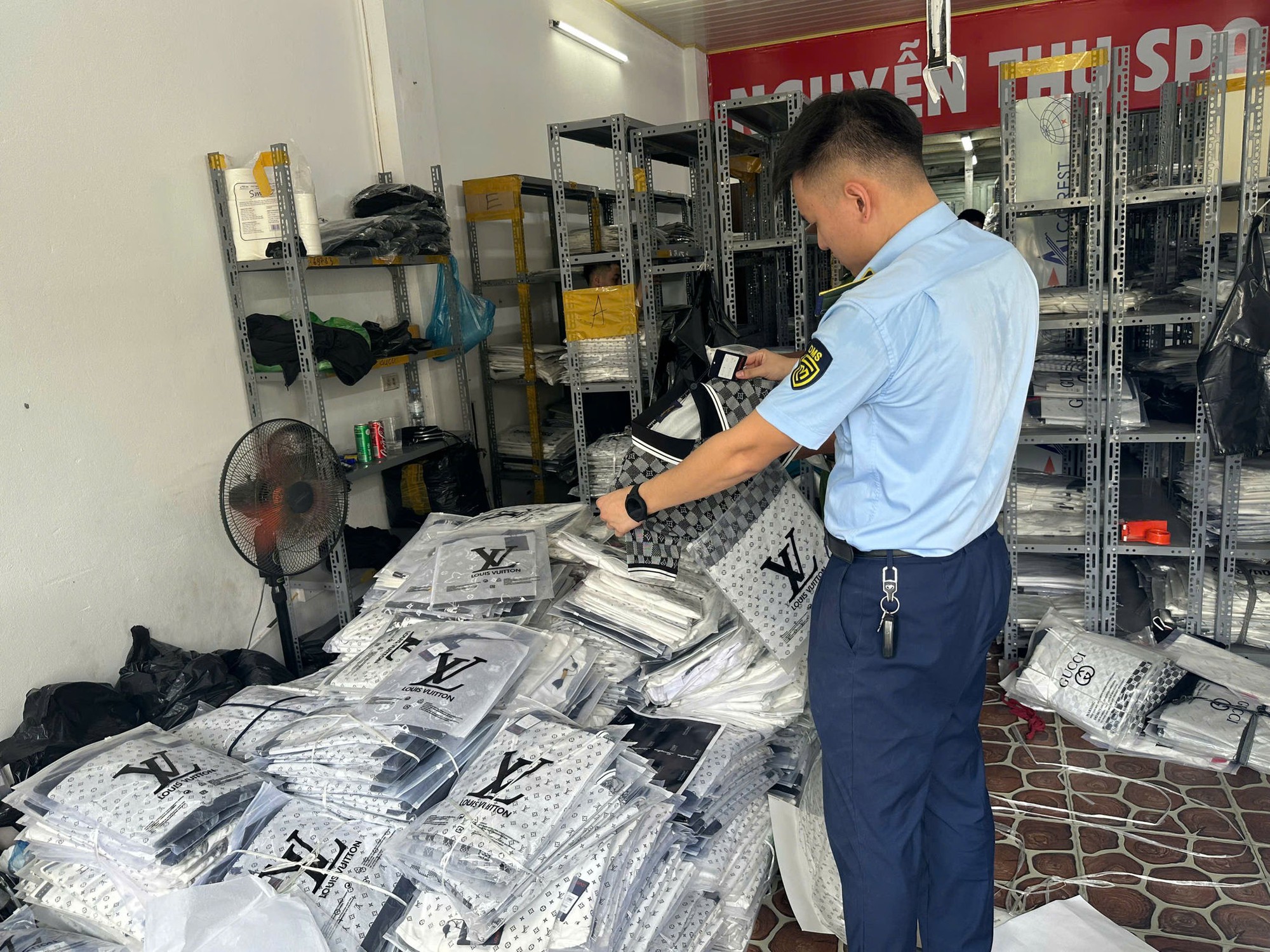 Quản lý thị trường Hà Nội tăng cường kiểm tra đột xuất hàng vi phạm quyền sở hữu trí tuệ- Ảnh 1.