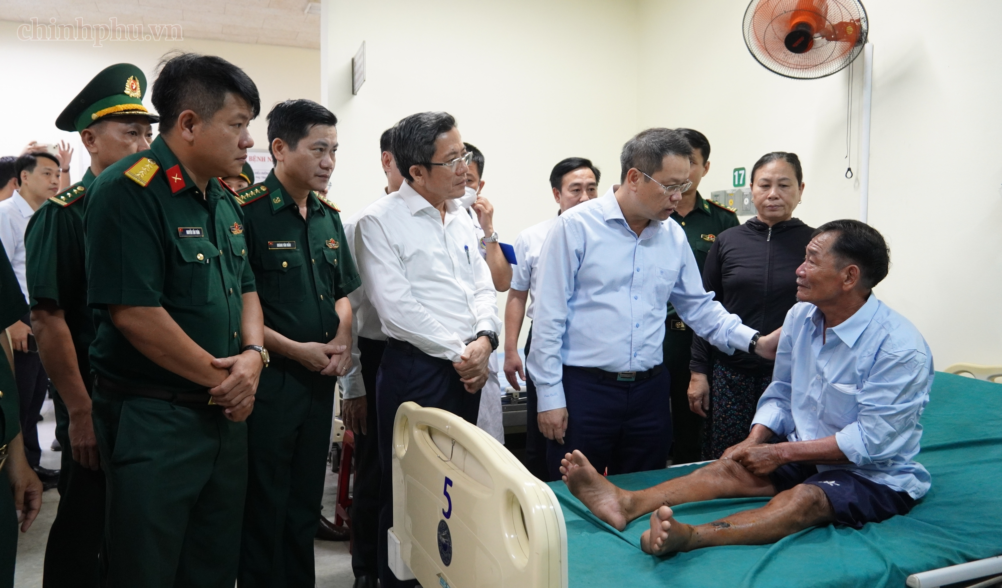 32 ngư dân tàu QNa 90859 TS gặp nạn trên biển trở về địa phương- Ảnh 1.