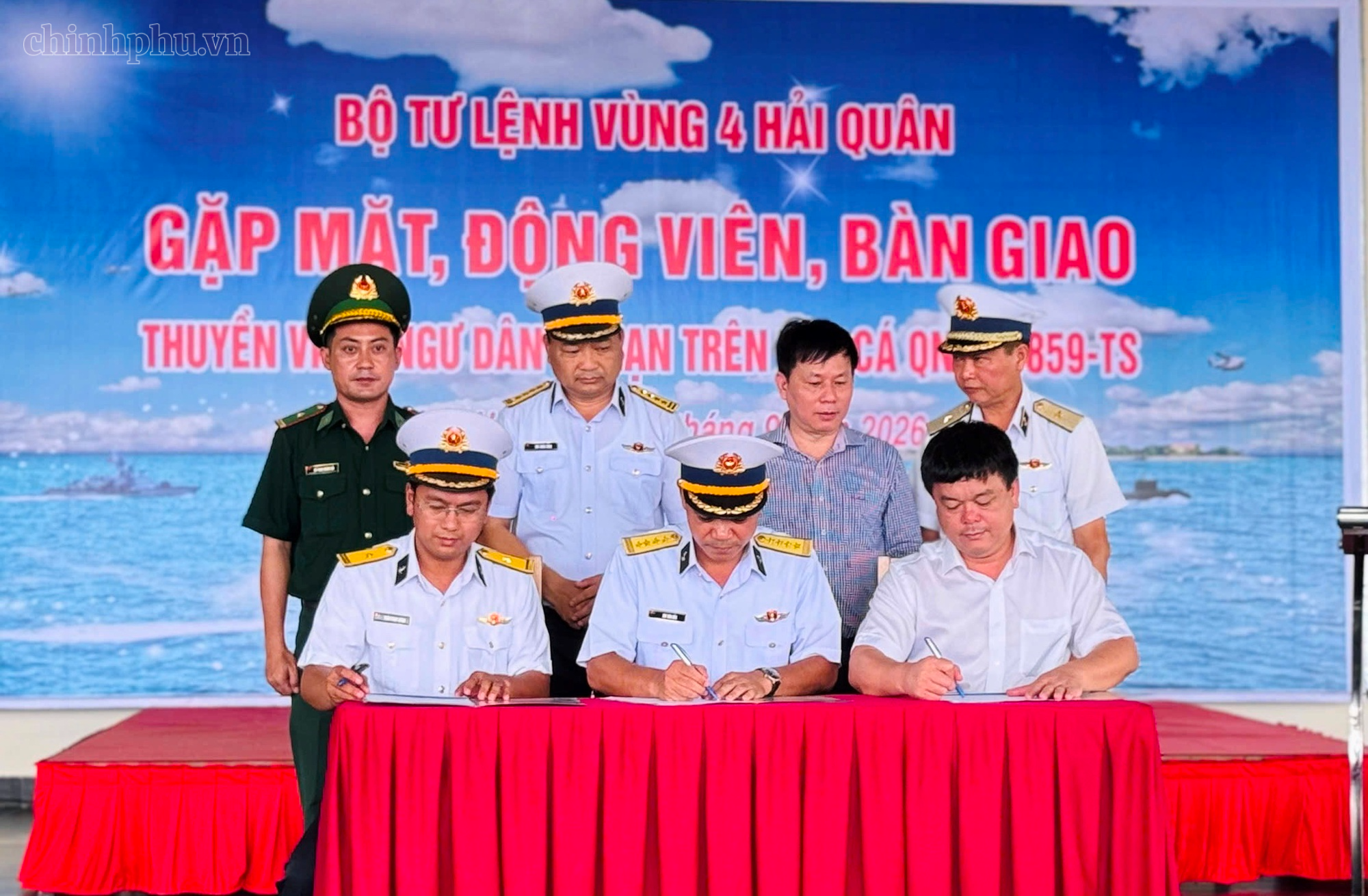 32 ngư dân tàu QNa 90859 TS gặp nạn trên biển trở về địa phương- Ảnh 4.