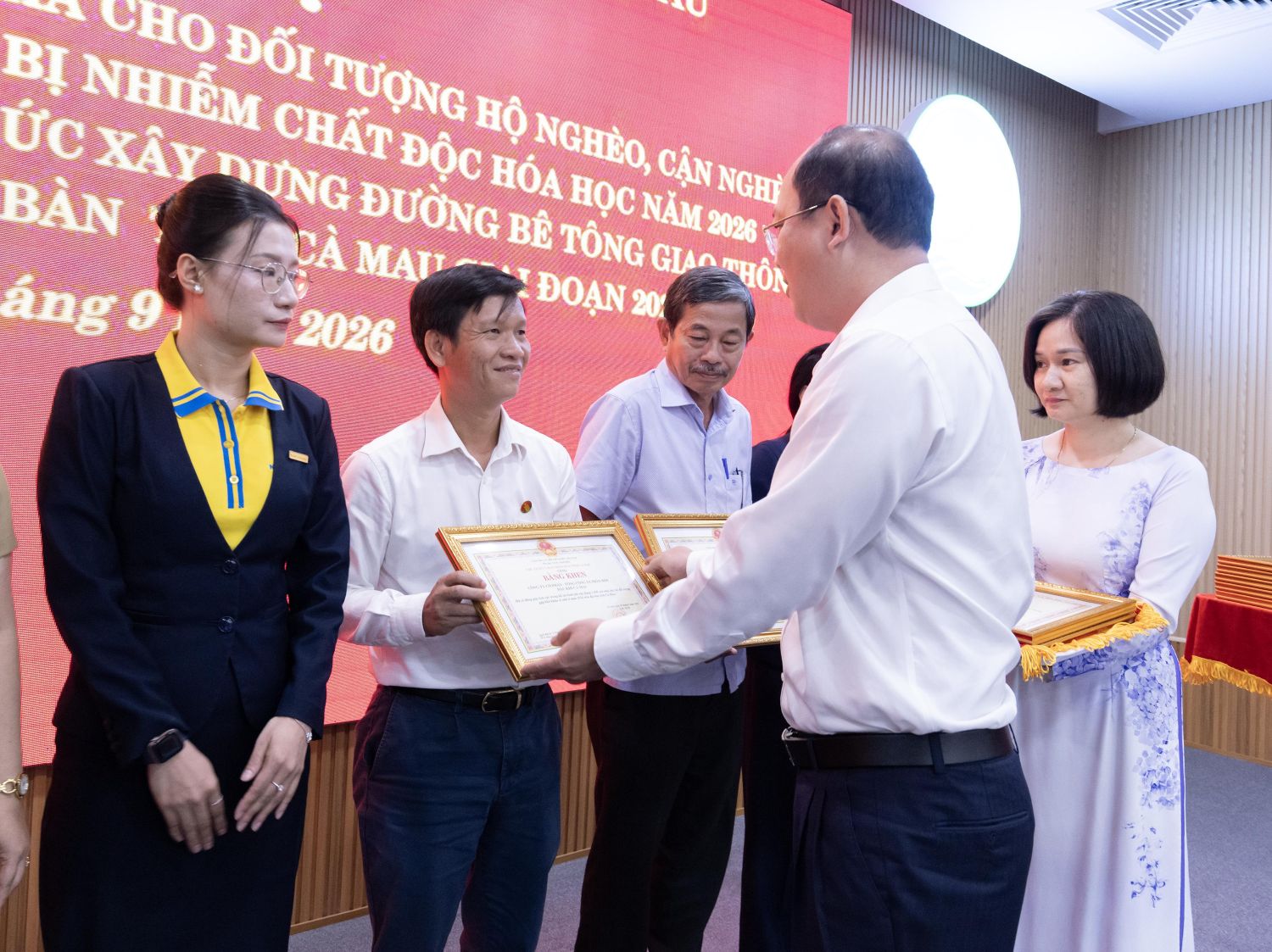 Phân Bón Cà Mau nhận Bằng khen của Chủ tịch UBND tỉnh Cà Mau- Ảnh 2.