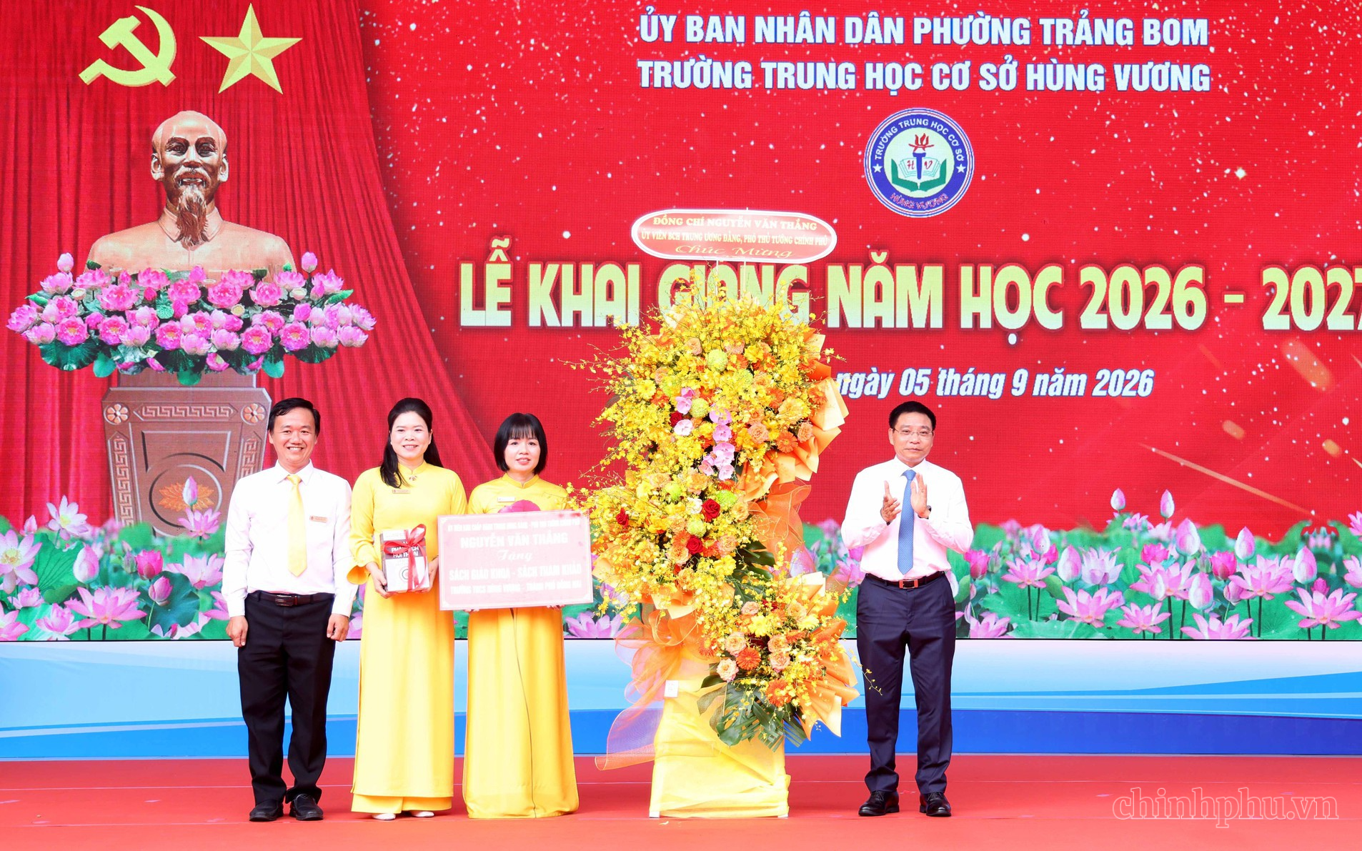 Phó Thủ tướng Nguyễn Văn Thắng chung vui ngày khai giảng với học sinh Đồng Nai