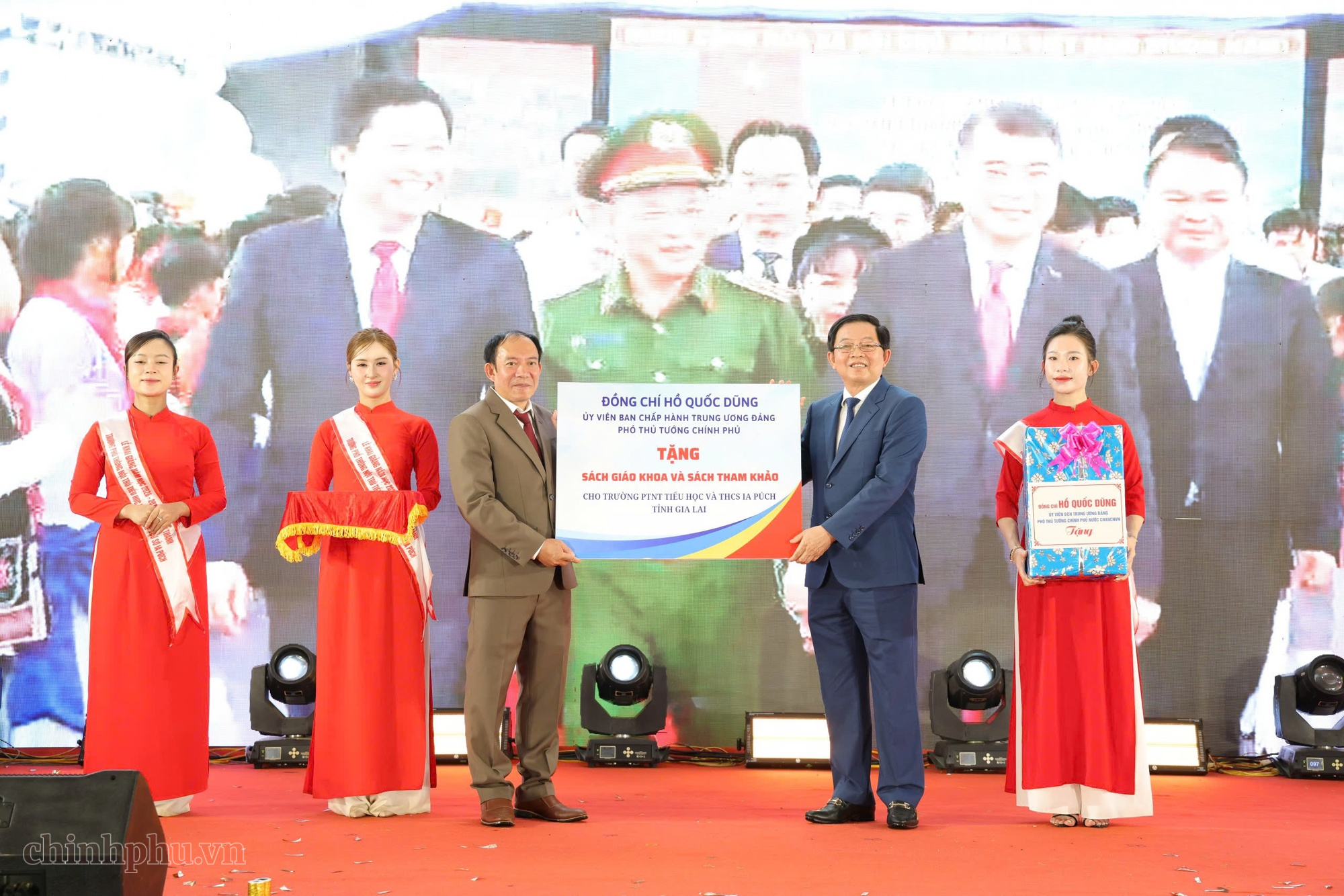 Phó Thủ tướng Hồ Quốc Dũng dự khánh thành trường nội trú liên cấp tại xã Ia Púch, Gia Lai- Ảnh 6.