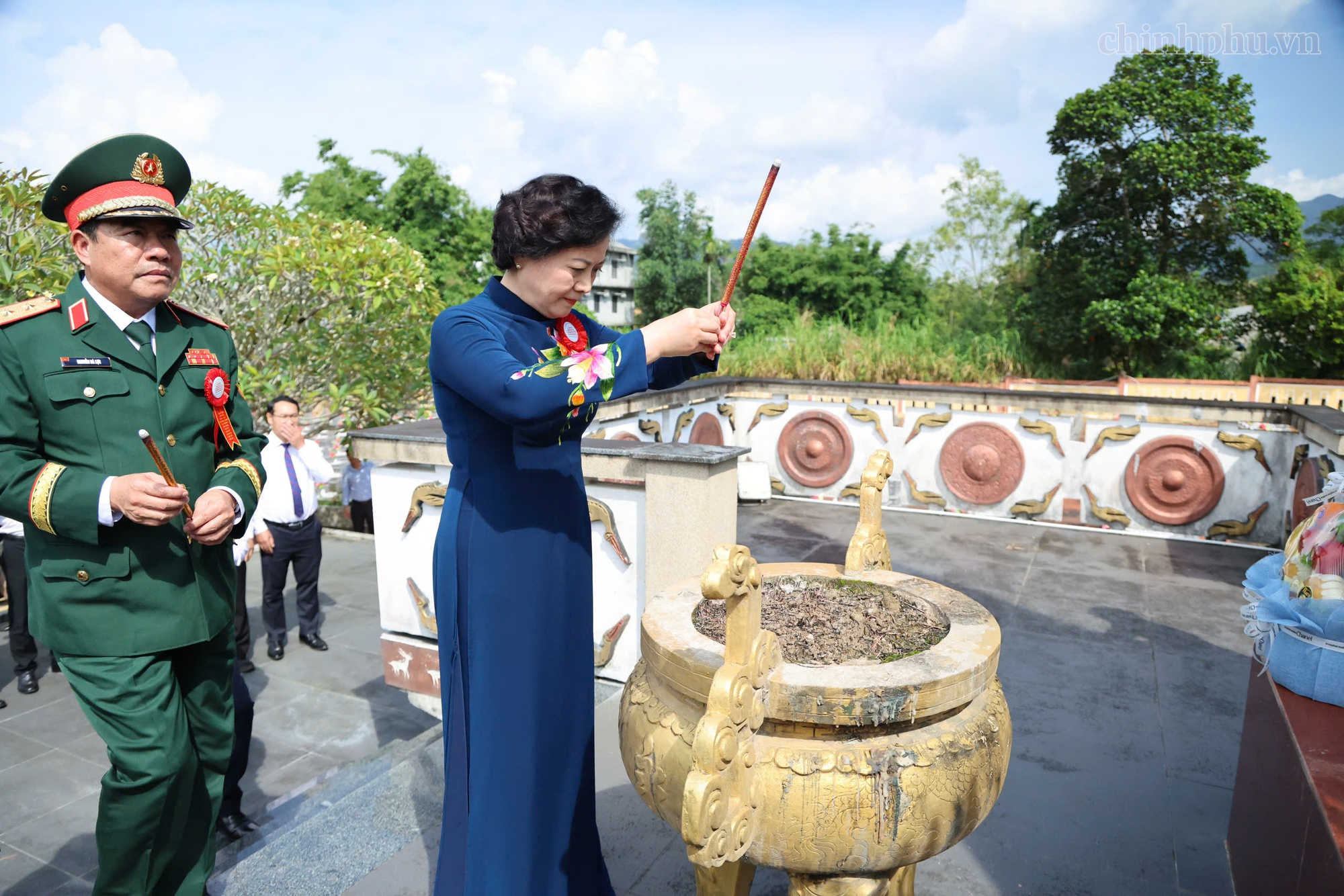 Phó Thủ tướng Phạm Thị Thanh Trà tưởng niệm các anh hùng liệt sĩ trên mảnh đất A Lưới- Ảnh 1.