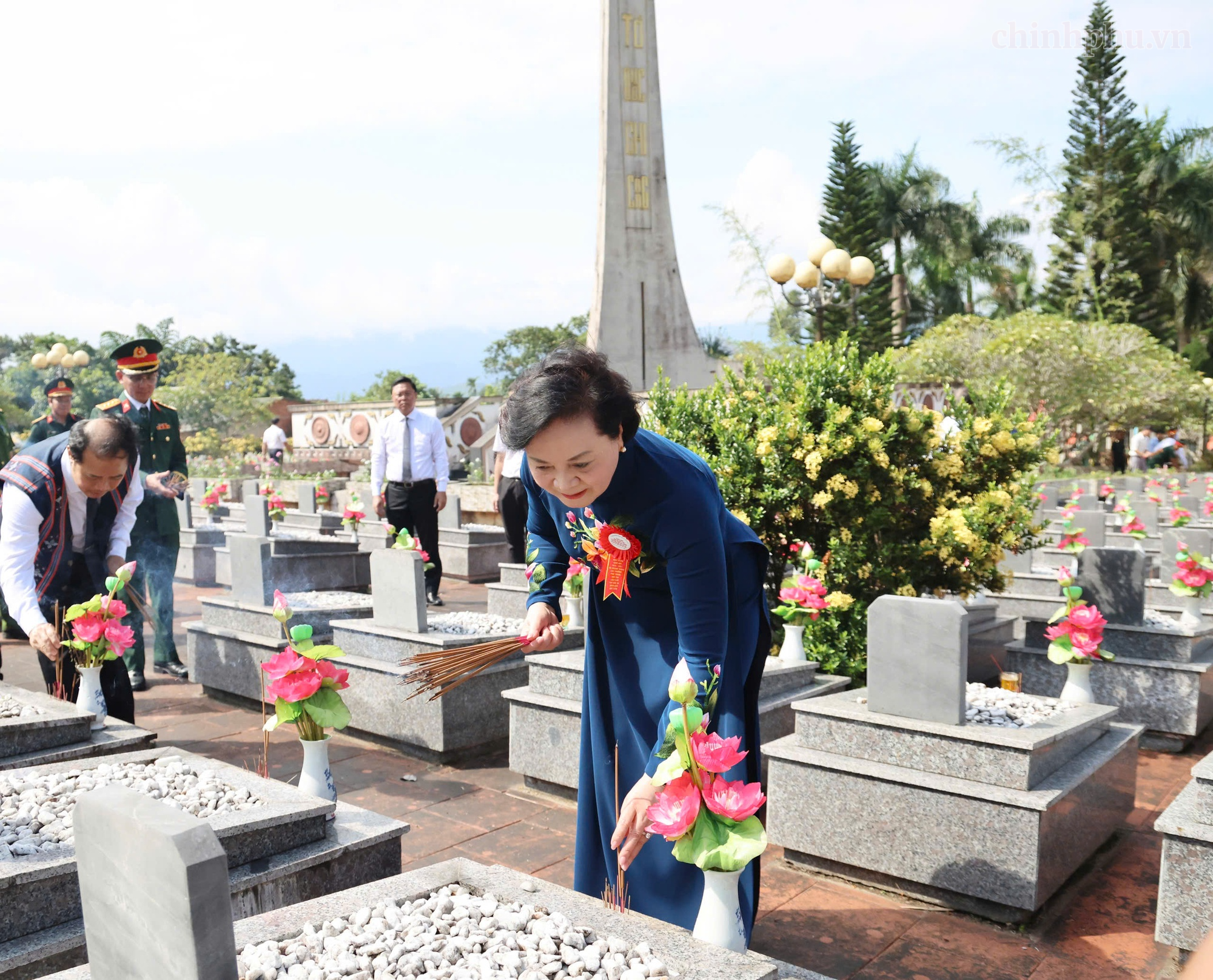 Phó Thủ tướng Phạm Thị Thanh Trà tưởng niệm các anh hùng liệt sĩ trên mảnh đất A Lưới- Ảnh 4.