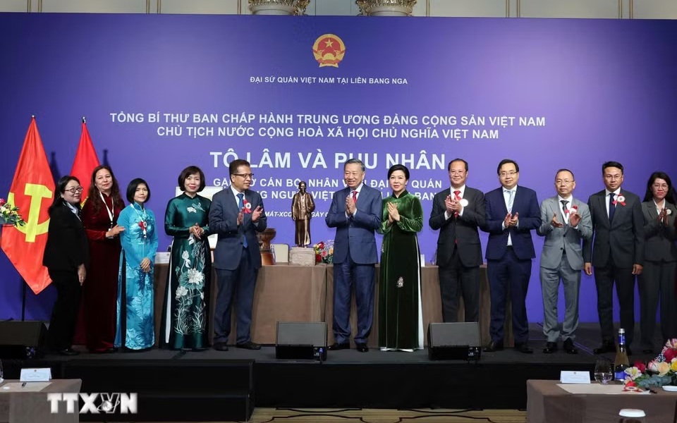Tổng Bí thư, Chủ tịch nước Tô Lâm gặp gỡ cán bộ, nhân viên Đại sứ quán và cộng đồng người Việt Nam tại Liên bang Nga