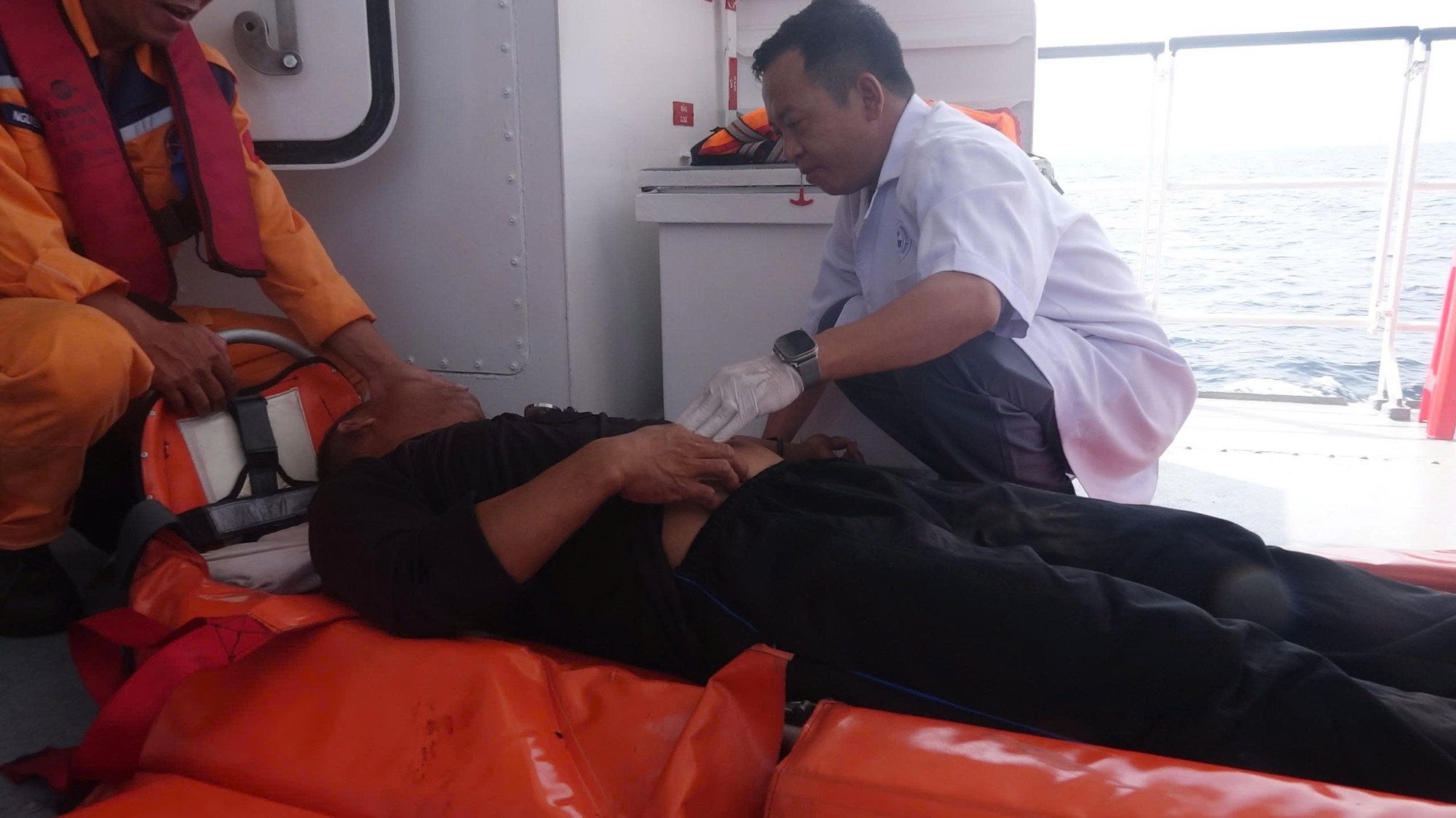 Cứu nạn khẩn cấp ngư dân bị đau ruột thừa trên vùng biển Đà Nẵng- Ảnh 4.