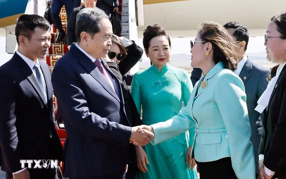 Chủ tịch Quốc hội và Phu nhân bắt đầu thăm chính thức Mông Cổ