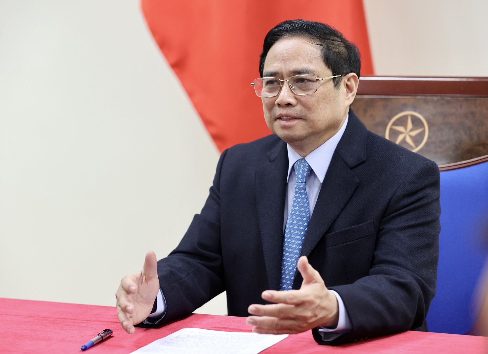 PM Pham Minh Chinh holds phone talks with Chinese counterpart - Ảnh 1.