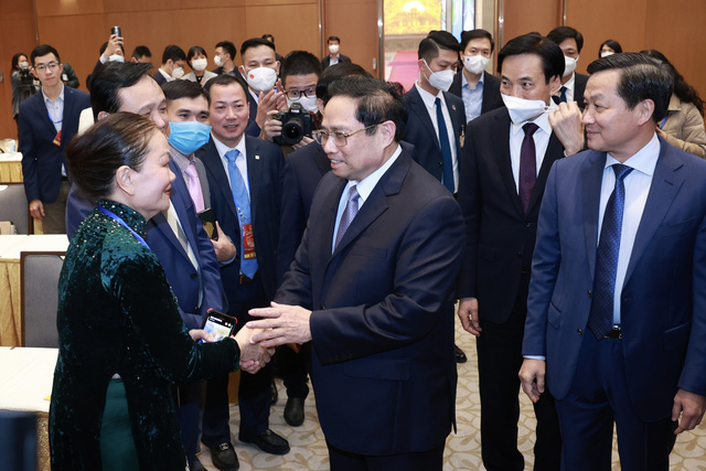 PM meets OVs joining “Xuan Que huong” program  - Ảnh 1.