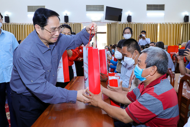 PM presents Tet gifts to needy people in Can Tho - Ảnh 3.