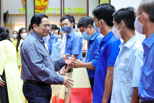 PM presents Tet gifts to needy people in Can Tho - Ảnh 4.
