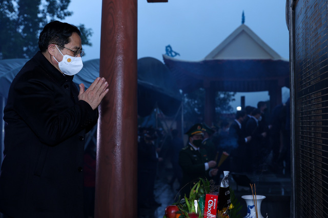 PM offers incense at Po Hen memorial for northern border war martyrs - Ảnh 1.