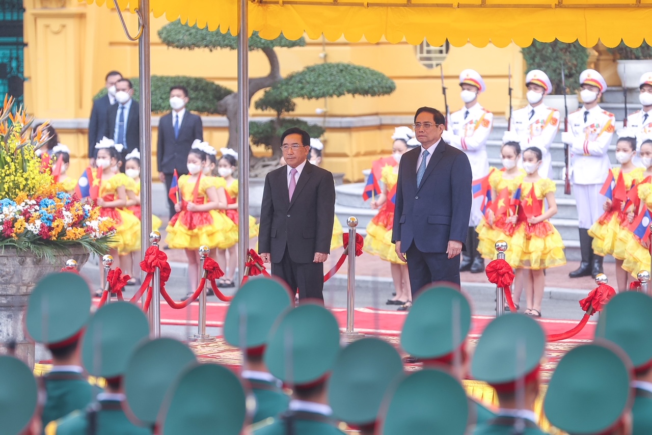 PM Pham Minh Chinh hosts welcome ceremony for Lao counterpart - Ảnh 3.