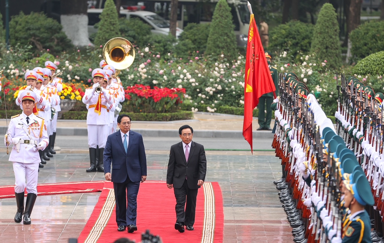 PM Pham Minh Chinh hosts welcome ceremony for Lao counterpart - Ảnh 4.
