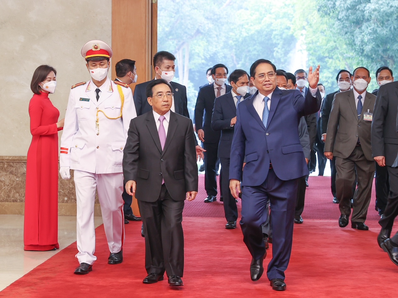 PM Pham Minh Chinh hosts welcome ceremony for Lao counterpart - Ảnh 6.