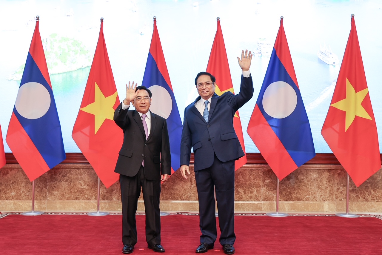 PM Pham Minh Chinh hosts welcome ceremony for Lao counterpart - Ảnh 7.