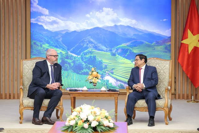 PM receives Australian Assistant Minister for Manufacturing  - Ảnh 1.