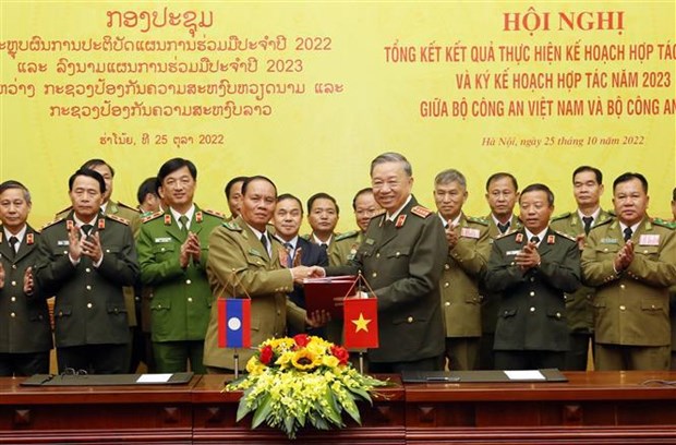 Vietnamese, Lao Ministries of Public Security sign cooperation plan in 2023 - Ảnh 1.