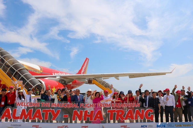 Khanh Hoa welcomes first direct flight from Kazakhstan - Ảnh 1.