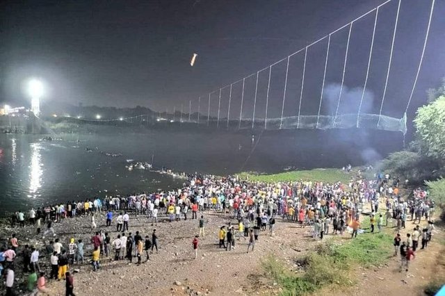 Vietnamese leaders sent sympathies to India over deadly bridge collapse - Ảnh 1.