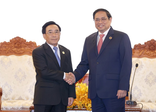 Vietnamese, Lao Prime Ministers pledge to foster key connectivity projects  - Ảnh 1.