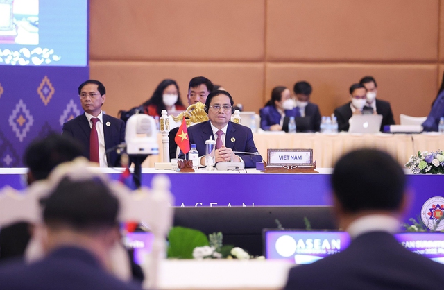 Prime Minister discusses regional and international issues at 41st ASEAN Summit - Ảnh 1.