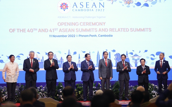 ASEAN leaders kick off summits in Cambodia - Ảnh 1.